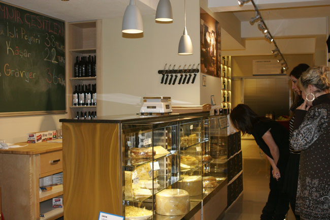 eynirler ilgilerini çekiyor ve seçtikleri şarabın yanına bir peynir tabağı söylemeye karar veriyorlar.