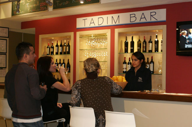 Tadım Barda merakediln şaraplrın tadına bakılıyo.r